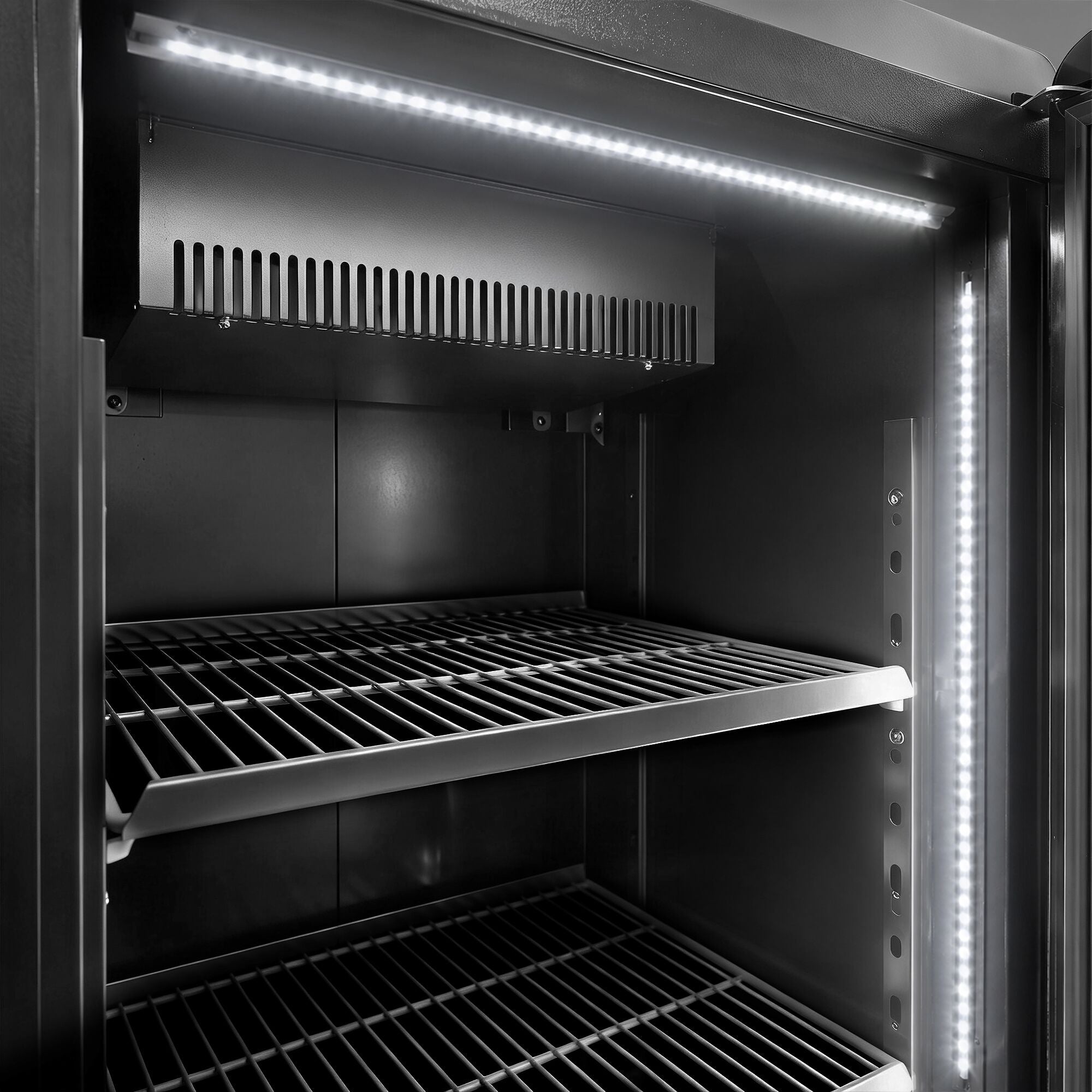GGM Gastro Getränkekühlschrank 560 l Glastür LED Schwarz